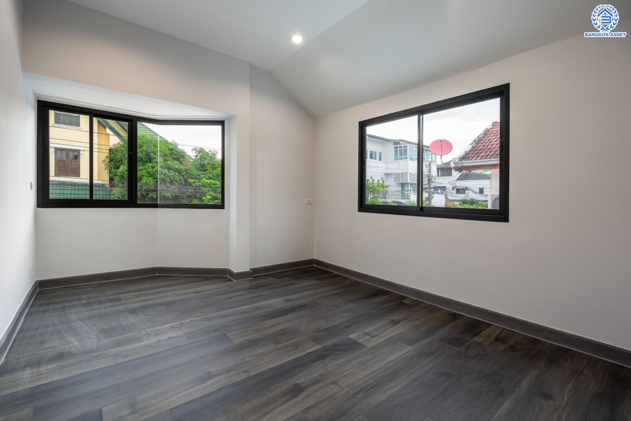 บ้านมือสองตกแต่งใหม่ ม.กฤษดานคร แจ้งวัฒนะ เนื้อที่ 63 ตร.ว. ฟังก์ชันจัดเต็ม 3 ห้องนอน 2 ห้องน้ำ 1 ห้องอเนกประสงค์ จอดรถได้ 2 คัน ดีไซน์ Classic บนทำเลศักยภาพ เชื่อมต่อหลายเส้นทาง ใกล้ทางด่วนแจ้งวัฒนะ, เซ็นทรัลแจ้งวัฒนะ และรถไฟฟ้าสายสีชมพู "สถานีแจ้งวัฒนะ-ปากเกร็ด 28"